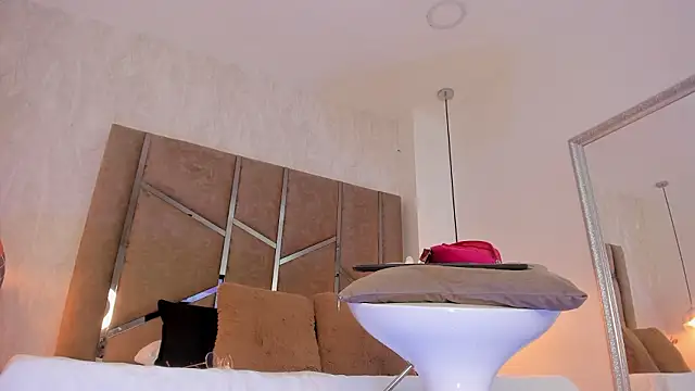 Martinaa Jones  online show from March 4, 12:55 pm