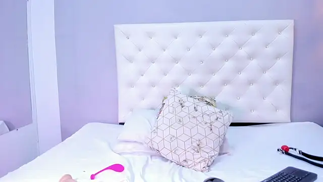 NICOLSKINNY1 online show from September 24, 6:55 pm