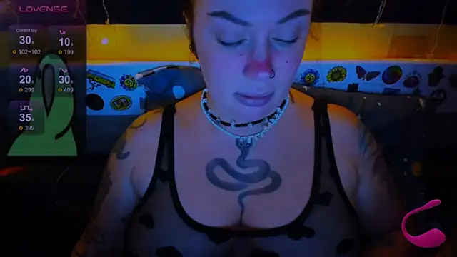Snapshot of EllieOz chatting on January 4, 5:47 pm EllieOz online show from January 4, 5:47 pm