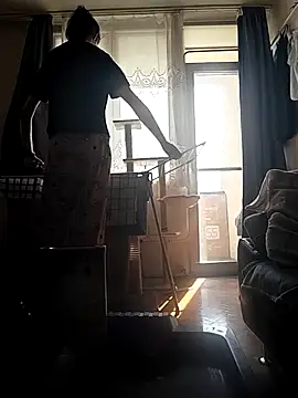 LauraBaby online show from April 3, 9:07 am