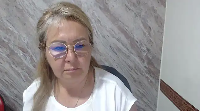 Mia Davies2 online show from February 1, 9:40 pm