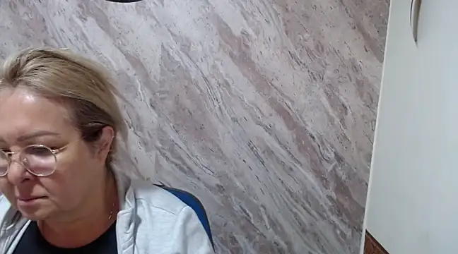 Mia Davies2 online show from February 28, 9:01 pm