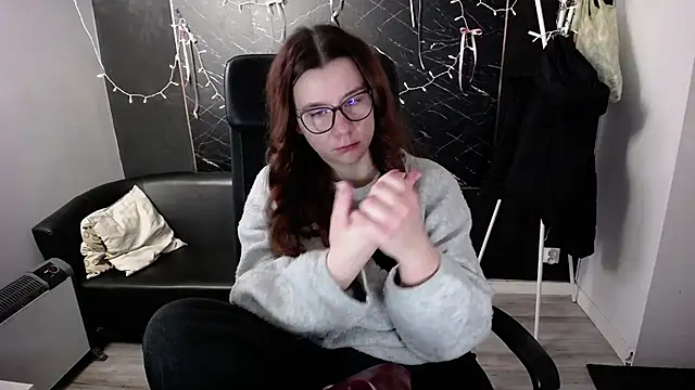 littleviki7 online show from December 16, 7:02 am