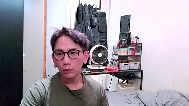 UndreamtM online show from February 15, 2:03 pm