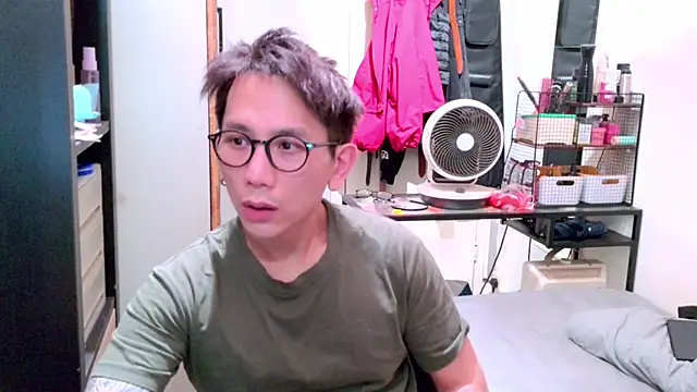 UndreamtM online show from February 25, 4:27 pm