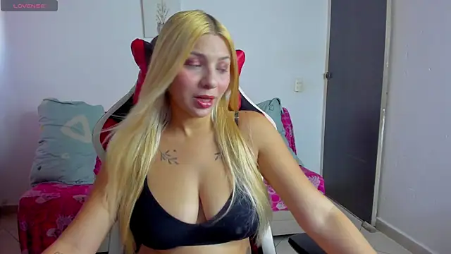 Snapshot of lana-rosse chatting on July 8, 7:18 pm lana-rosse online show from July 8, 7:18 pm