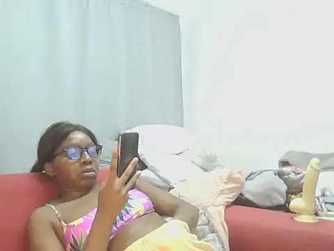 Snapshot of Sexxybella27 chatting on April 21, 1:42 am Sexxybella27 online show from April 21, 1:42 am