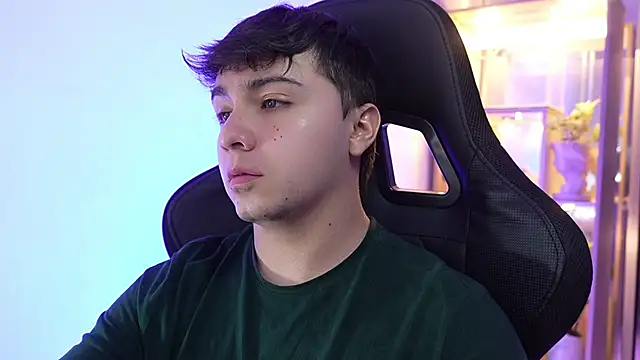 Snapshot of aron__cooper chatting on March 14, 12:28 am aron cooper online show from March 14, 12:28 am