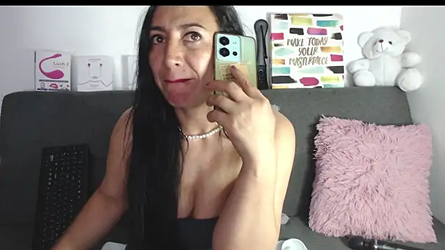 Snapshot of missbella1 chatting on December 11, 8:39 pm missbella1 online show from December 11, 8:39 pm
