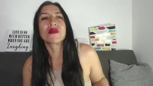 Snapshot of missbella1 chatting on December 18, 10:13 pm missbella1 online show from December 18, 10:13 pm