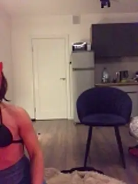 Snapshot of BigAssKi chatting on February 24, 8:18 pm BigAssKi online show from February 24, 8:18 pm