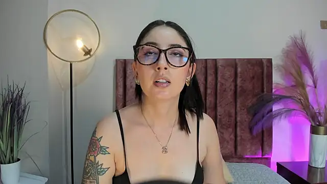 Snapshot of Emilywatsonn chatting on June 13, 12:30 am Emilywatsonn online show from June 13, 12:30 am