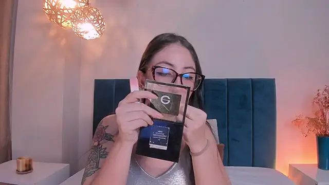 Snapshot of Emilywatsonn chatting on June 17, 1:30 am Emilywatsonn online show from June 17, 1:30 am