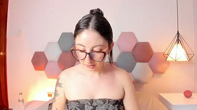 Snapshot of Emilywatsonn chatting on June 26, 12:26 am Emilywatsonn online show from June 26, 12:26 am