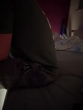 Snapshot of Bennyben8604 chatting on December 20, 1:36 am Bennyben8604 online show from December 20, 1:36 am