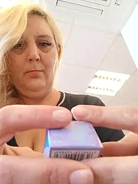 BecciDeluxe online show from January 15, 12:32 pm