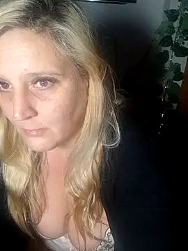 BecciDeluxe online show from March 12, 11:49 am