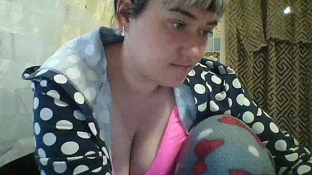 Snapshot of HollyLaBerry chatting on May 16, 10:36 am HollyLaBerry online show from May 16, 10:36 am