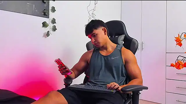 Snapshot of Bray_Kevin chatting on January 31, 11:36 pm Bray Kevin online show from January 31, 11:36 pm