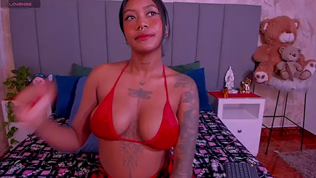 Snapshot of JulianaMiller chatting on February 5, 1:26 am JulianaMiller online show from February 5, 1:26 am