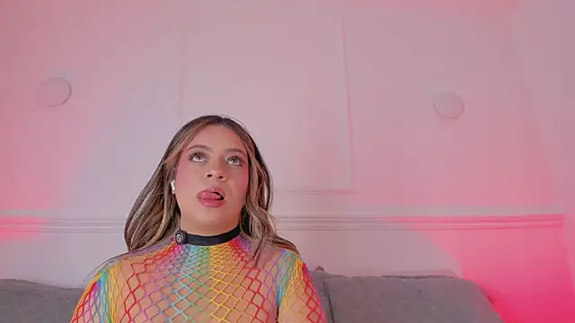 sarah-bonneth online show from April 7, 11:43 am