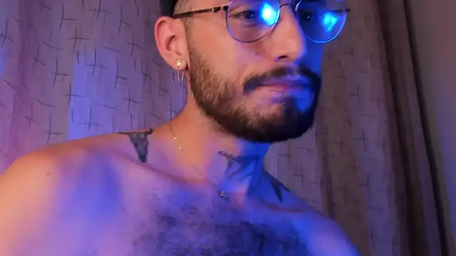 Snapshot of axel_giracr chatting on January 26, 11:39 pm axel giracr online show from January 26, 11:39 pm