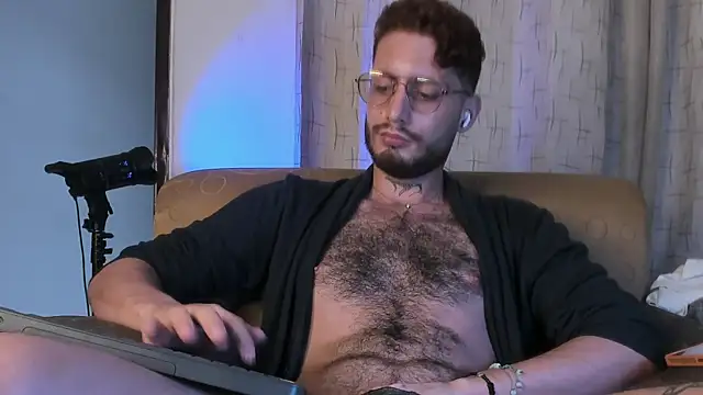 Snapshot of axel_giracr chatting on February 23, 10:20 pm axel giracr online show from February 23, 10:20 pm