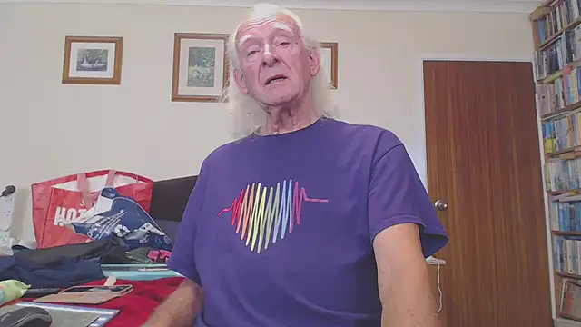 Snapshot of WaverlyKernow chatting on September 30, 1:49 pm WaverlyKernow online show from September 30, 1:49 pm