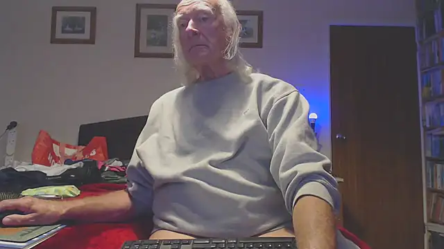 Snapshot of WaverlyKernow chatting on October 3, 11:29 am WaverlyKernow online show from October 3, 11:29 am