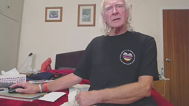 Snapshot of WaverlyKernow chatting on October 11, 1:42 pm WaverlyKernow online show from October 11, 1:42 pm