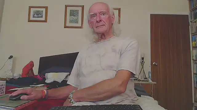 Snapshot of WaverlyKernow chatting on October 14, 3:35 pm WaverlyKernow online show from October 14, 3:35 pm