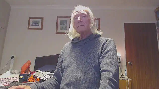 Snapshot of WaverlyKernow chatting on October 15, 1:33 pm WaverlyKernow online show from October 15, 1:33 pm
