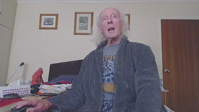 Snapshot of WaverlyKernow chatting on October 17, 2:19 pm WaverlyKernow online show from October 17, 2:19 pm