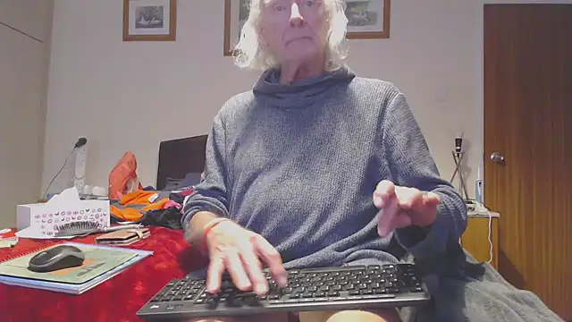 Snapshot of WaverlyKernow chatting on October 18, 12:17 pm WaverlyKernow online show from October 18, 12:17 pm