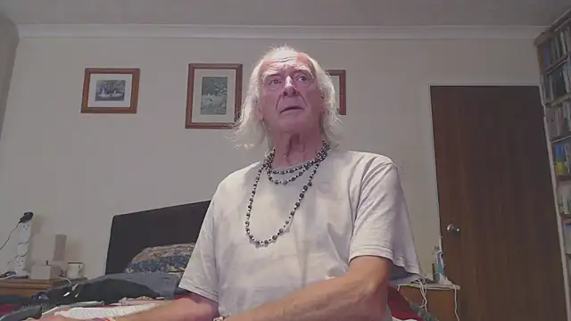 Snapshot of WaverlyKernow chatting on October 25, 9:39 am WaverlyKernow online show from October 25, 9:39 am