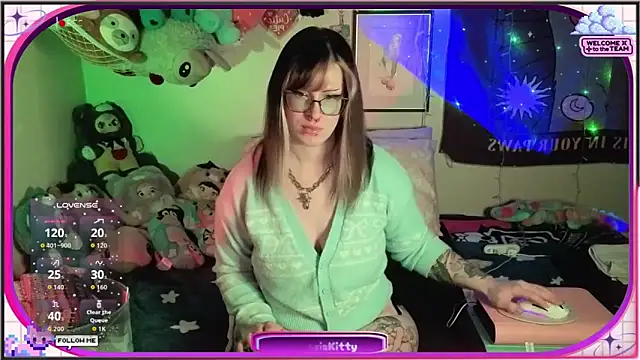 Snapshot of AmbrosiaKitty chatting on April 17, 5:10 am AmbrosiaKitty online show from April 17, 5:10 am
