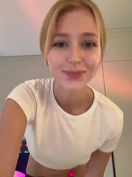 Snapshot of LunaRase chatting on March 29, 9:53 am LunaRase online show from March 29, 9:53 am