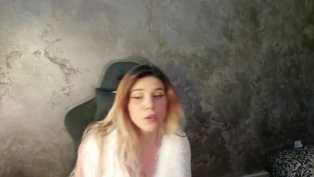 Snapshot of LeylaRosse chatting on March 19, 9:17 am LeylaRosse online show from March 19, 9:17 am