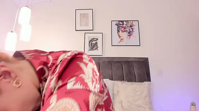 Snapshot of helen_mooree chatting on January 11, 1:32 pm helen mooree online show from January 11, 1:32 pm