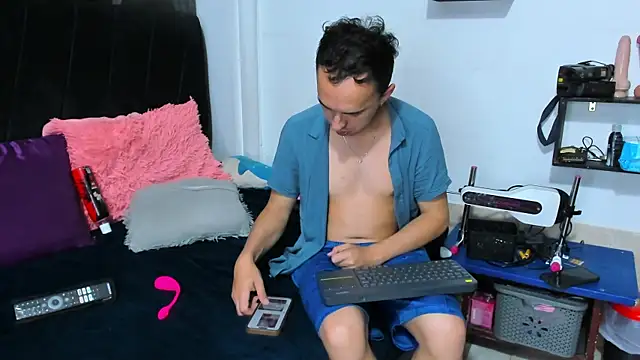 Snapshot of big-dicktop23 chatting on May 17, 6:26 pm big-dicktop23 online show from May 17, 6:26 pm