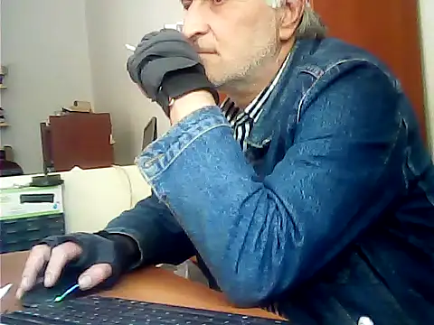 Snapshot of zormen355 chatting on June 3, 1:14 pm zormen355 online show from June 3, 1:14 pm