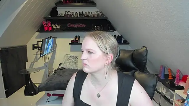 caro kitten online show from April 13, 7:36 am