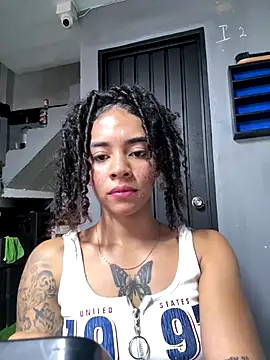 Snapshot of pretty_pettite chatting on December 19, 10:39 pm pretty pettite online show from December 19, 10:39 pm