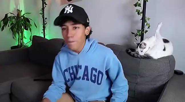 Snapshot of Ostin18hot chatting on December 13, 1:37 am Ostin18hot online show from December 13, 1:37 am