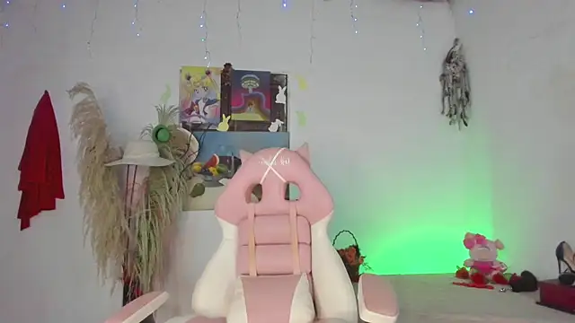 Snapshot of lovely_kitt chatting on June 11, 2:44 am lovely kitt online show from June 11, 2:44 am