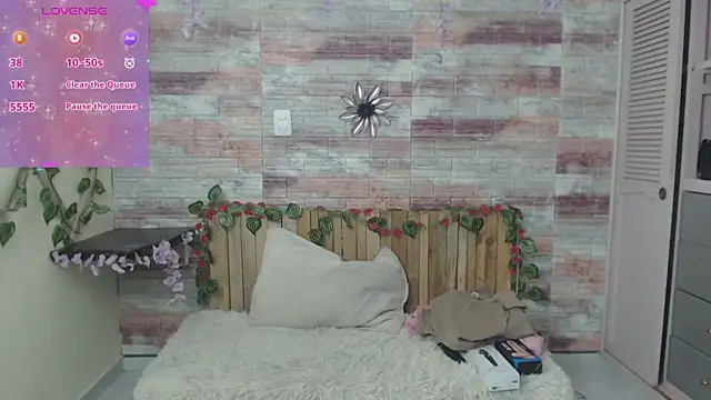 Snapshot of Lucy_joi chatting on January 9, 7:10 am Lucy joi online show from January 9, 7:10 am