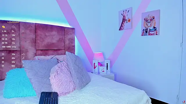 isabella whiithe online show from February 20, 5:40 pm