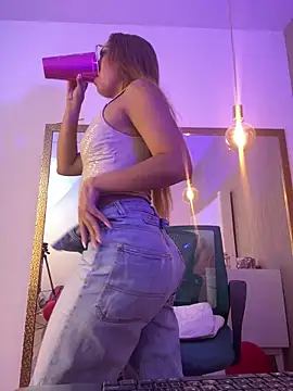 Snapshot of emily_parkerr chatting on February 22, 7:23 pm emily parkerr online show from February 22, 7:23 pm