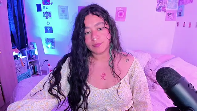 Snapshot of StephaniFox chatting on December 22, 7:33 am StephaniFox online show from December 22, 7:33 am