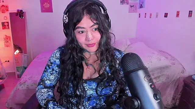 Snapshot of StephaniFox chatting on January 13, 8:37 am StephaniFox online show from January 13, 8:37 am